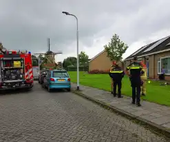 Smeulende resten naar buiten gebracht door brandweer