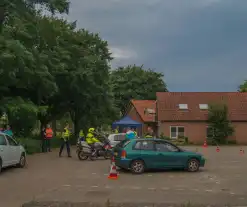 Politie houdt verkeerscontrole met Veilig Verkeer Nederland