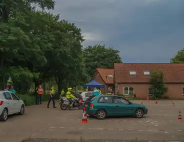Politie houdt verkeerscontrole met Veilig Verkeer Nederland
