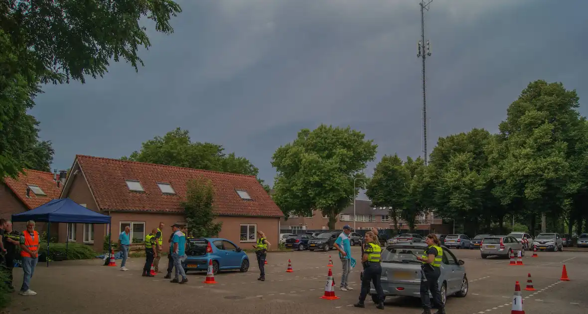 Politie houdt verkeerscontrole met Veilig Verkeer Nederland - Foto 3