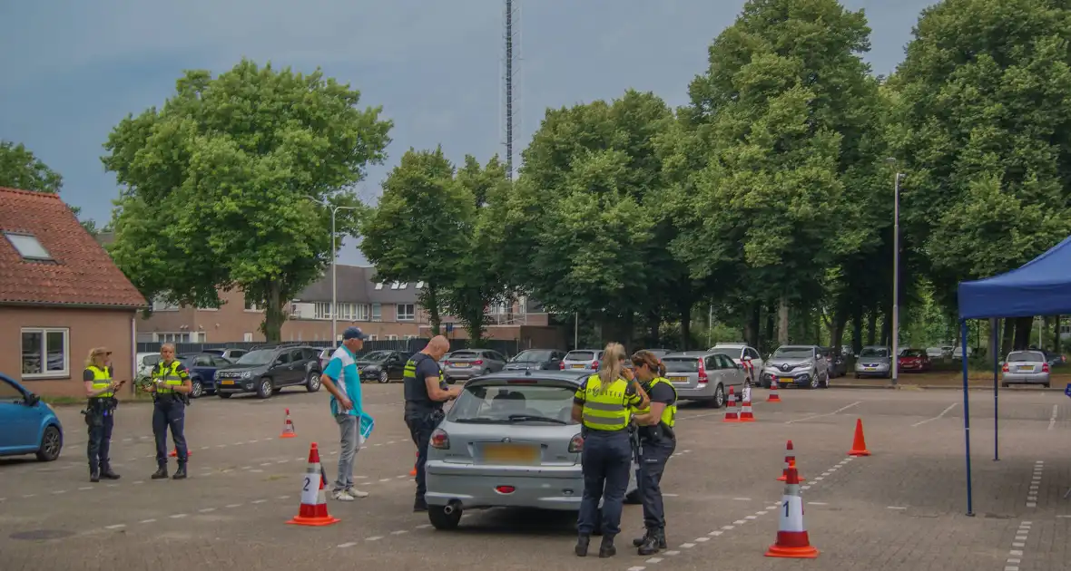 Politie houdt verkeerscontrole met Veilig Verkeer Nederland - Foto 5