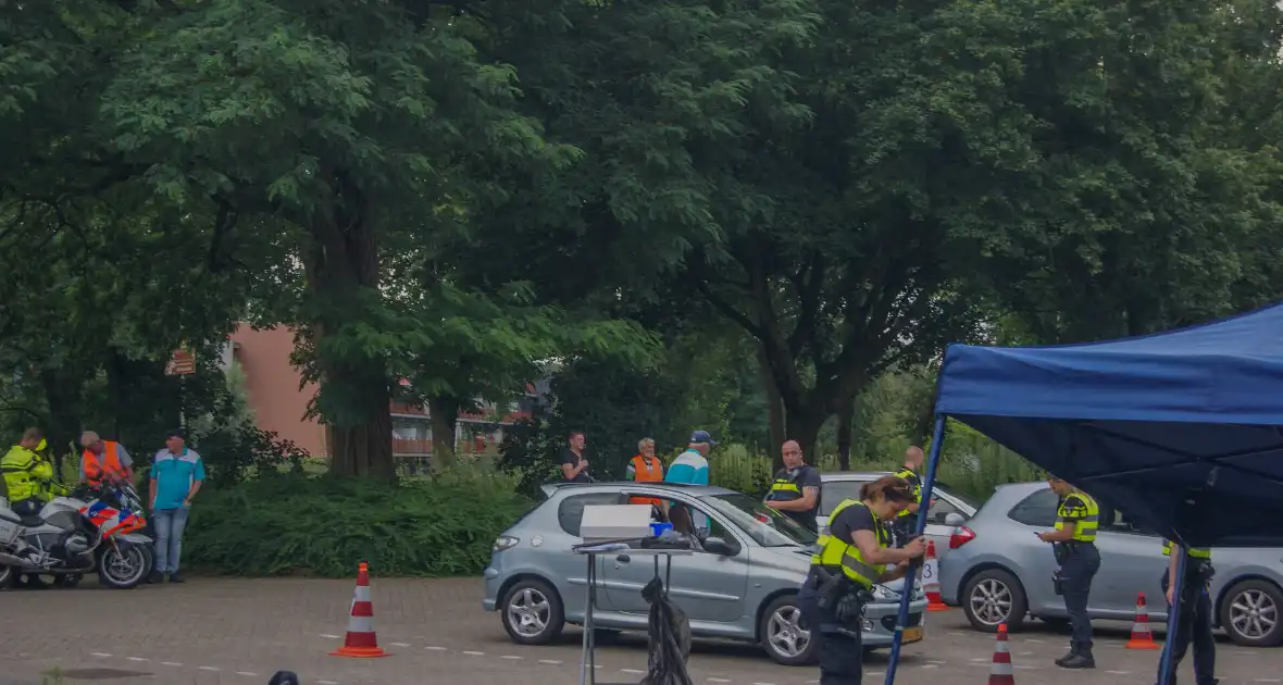 Politie houdt verkeerscontrole met Veilig Verkeer Nederland - Foto 7