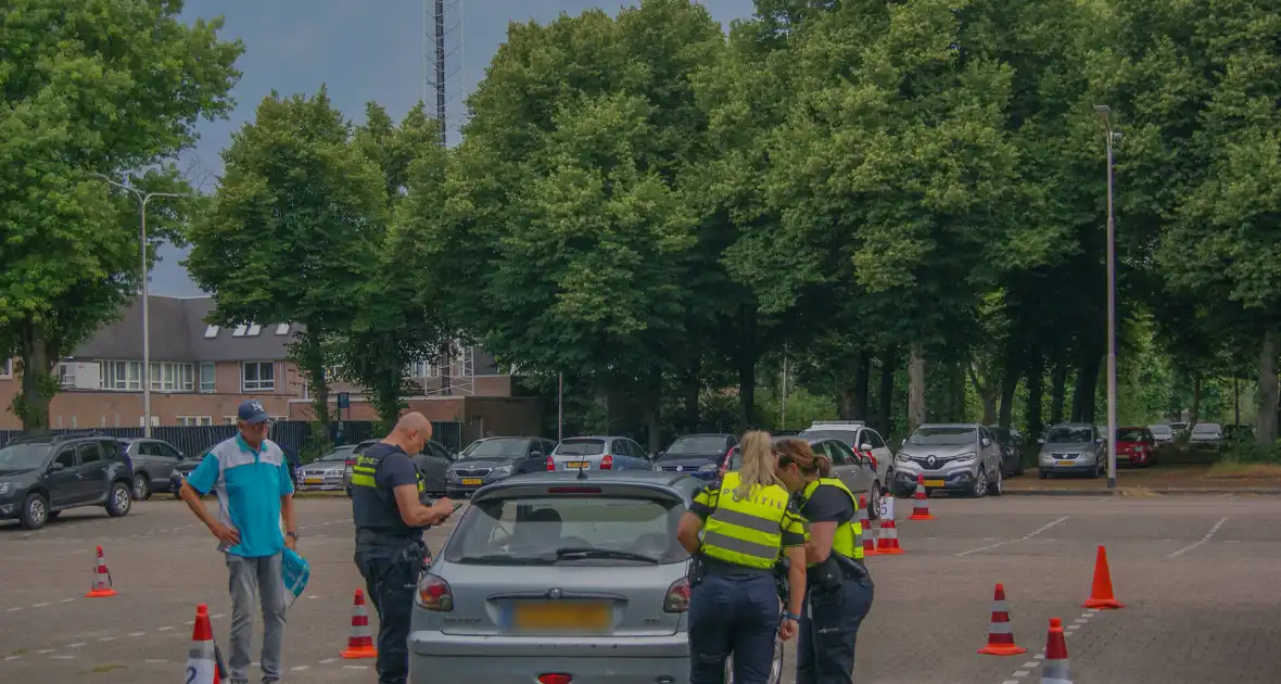 Politie houdt verkeerscontrole met Veilig Verkeer Nederland - Foto 9