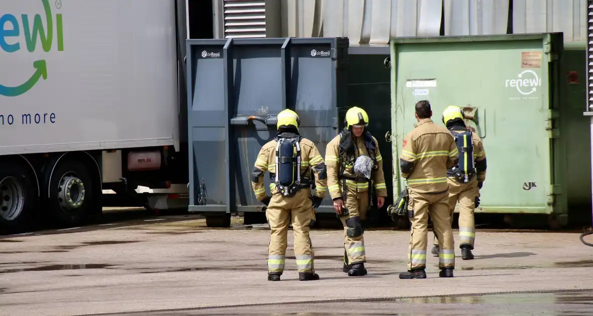 Container vliegt in brand bij Bernhoven ziekenhuis - Foto 5