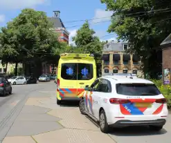 Fietser botst in zijkant van bestelbus