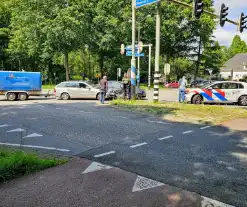 Botsing tussen twee auto's op kruispunt