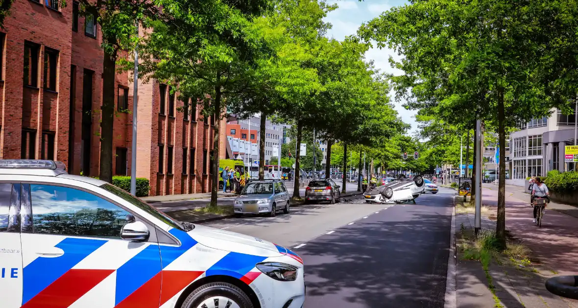 Automobilist belandt op de kop na botsing