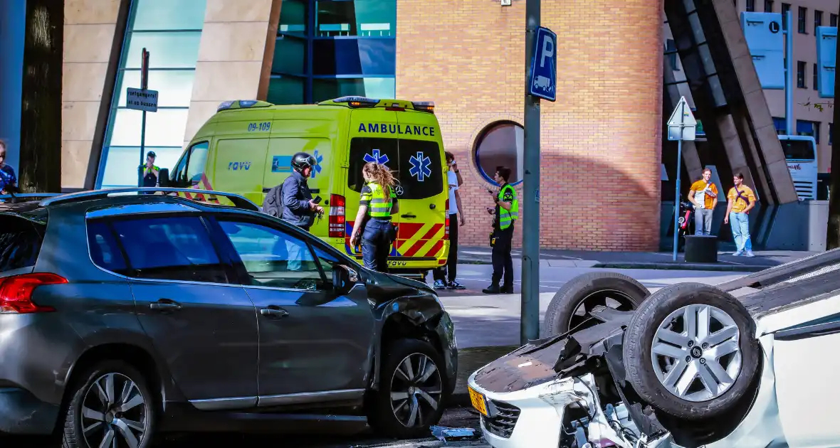 Automobilist belandt op de kop na botsing - Foto 1