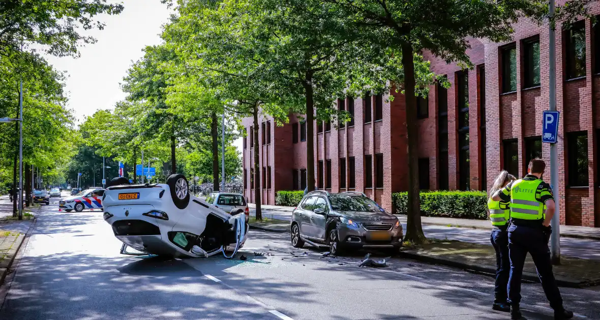 Automobilist belandt op de kop na botsing - Foto 3