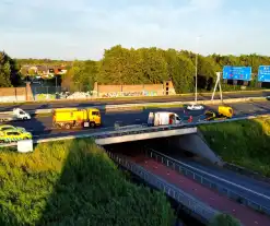 Bestelbus vliegt in brand op snelweg