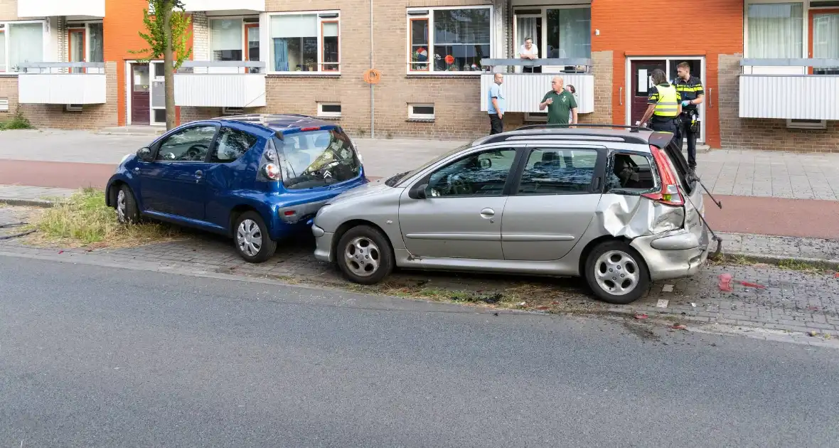 Automobilist ramt geparkeerde auto's en vlucht - Foto 9