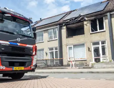 Brandweer voert nacontrole uit bij afgebrande woning