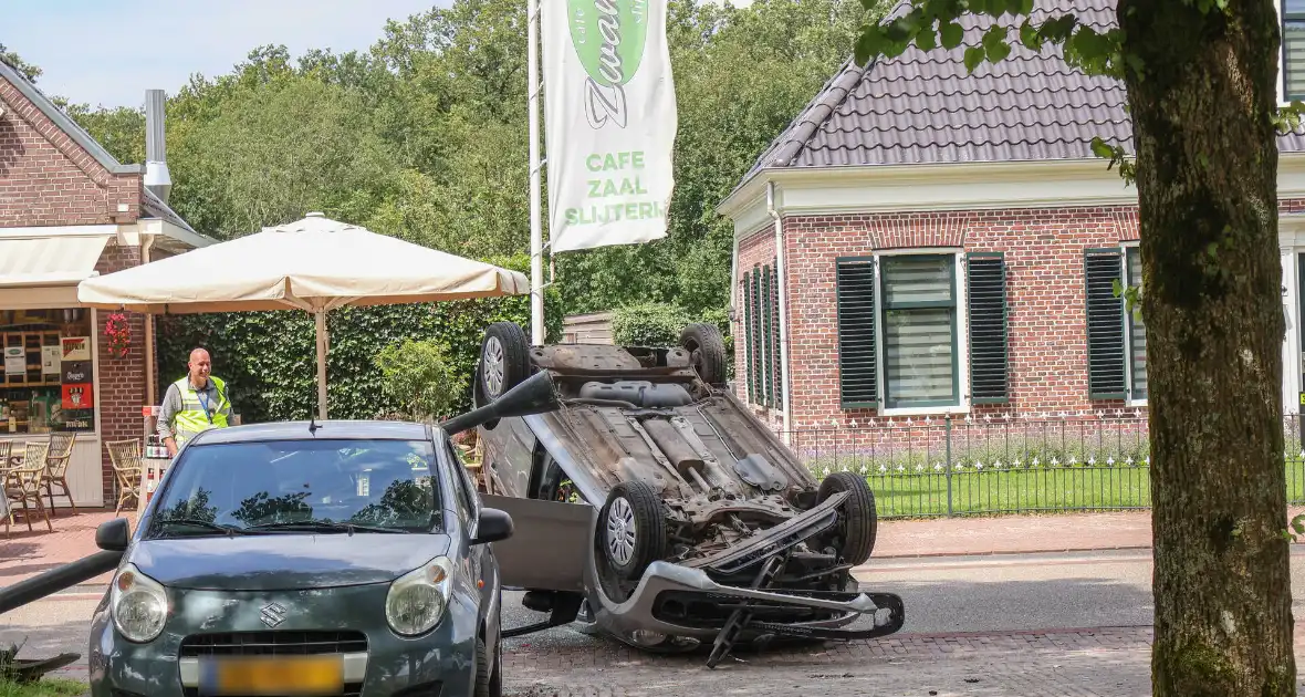 Bestuurder raakt macht over het stuur kwijt en raakt op de kop