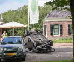 Bestuurder raakt macht over het stuur kwijt en raakt op de kop