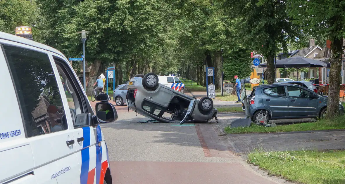 Bestuurder raakt macht over het stuur kwijt en raakt op de kop - Foto 1