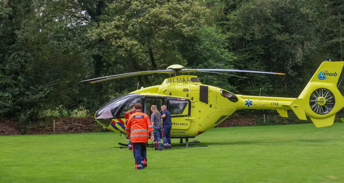 Bestuurder raakt macht over het stuur kwijt en raakt op de kop - Foto 10