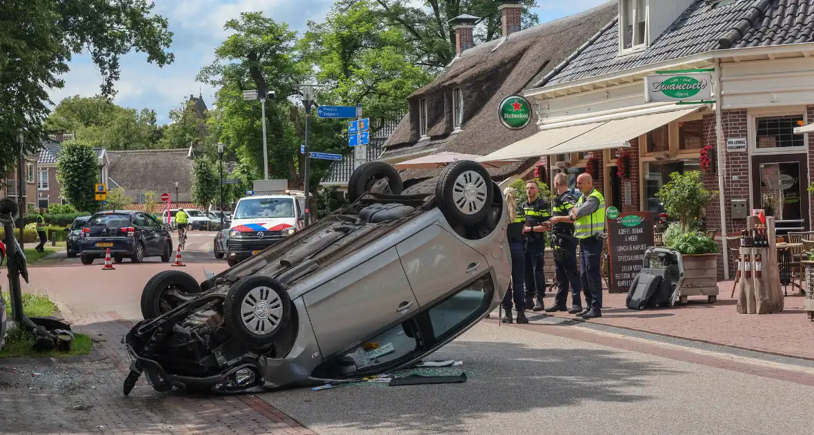 Bestuurder raakt macht over het stuur kwijt en raakt op de kop - Foto 2