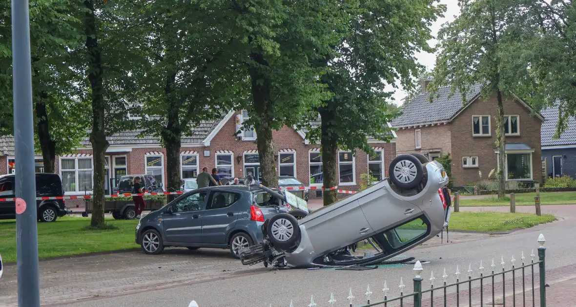 Bestuurder raakt macht over het stuur kwijt en raakt op de kop - Foto 3