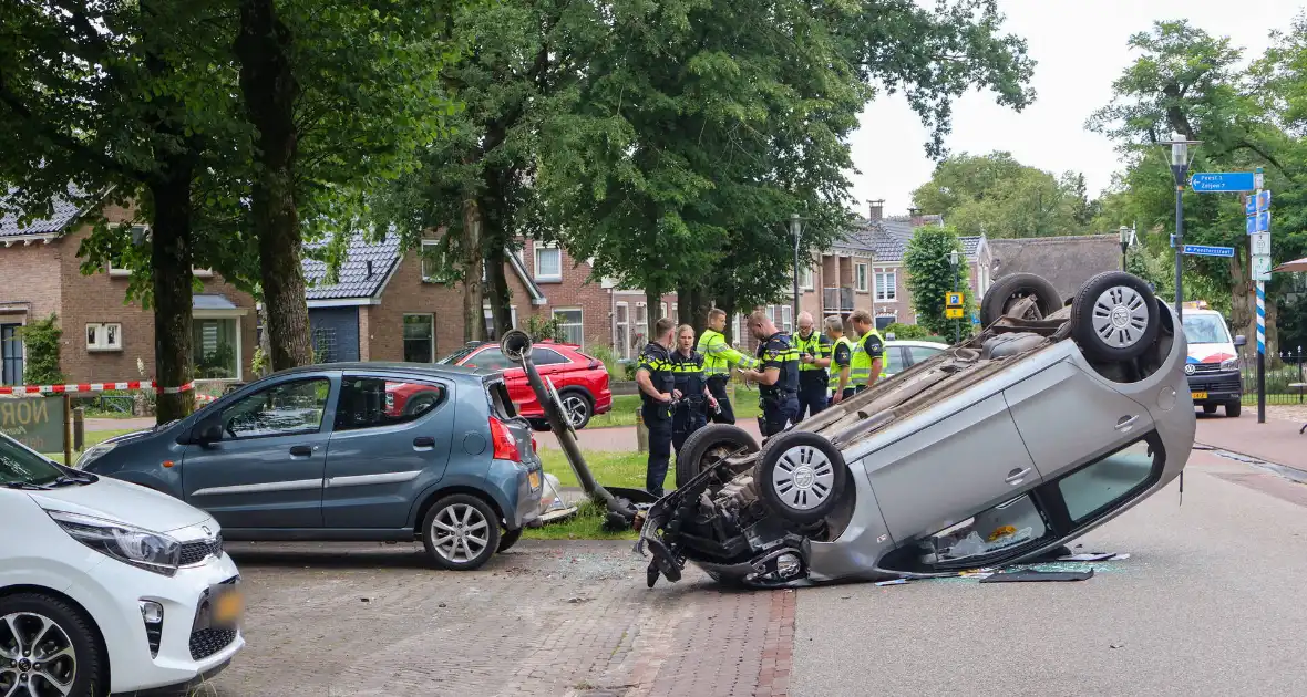 Bestuurder raakt macht over het stuur kwijt en raakt op de kop - Foto 5