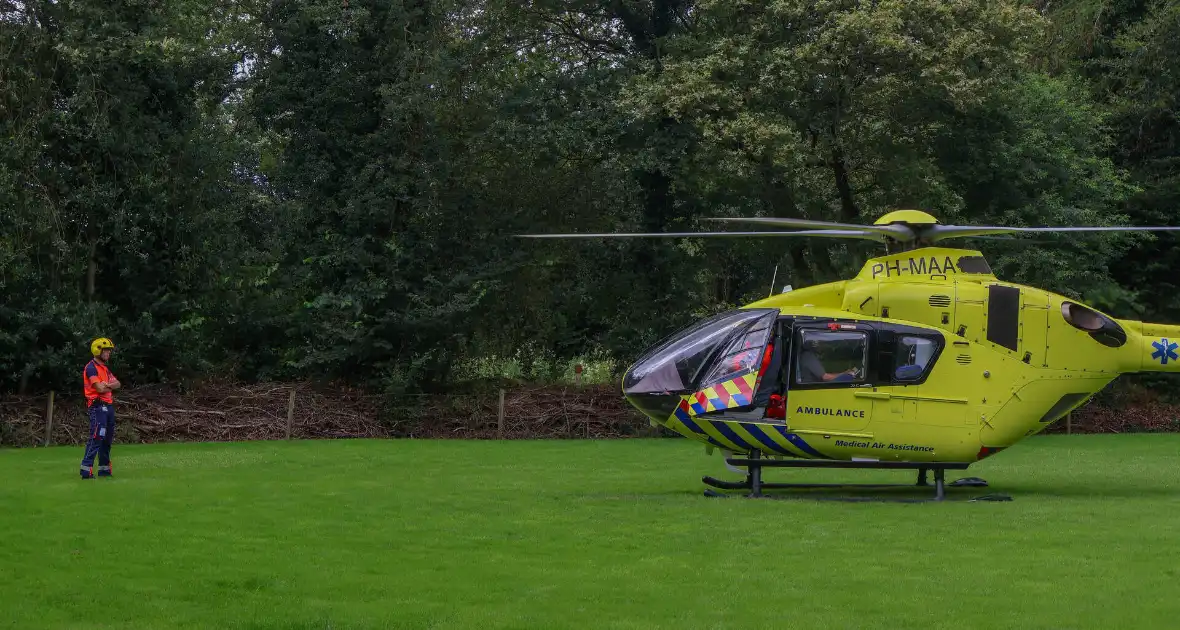 Bestuurder raakt macht over het stuur kwijt en raakt op de kop - Foto 9