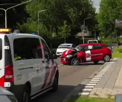 Auto zwaar beschadigd na botsing met lantaarnpaal