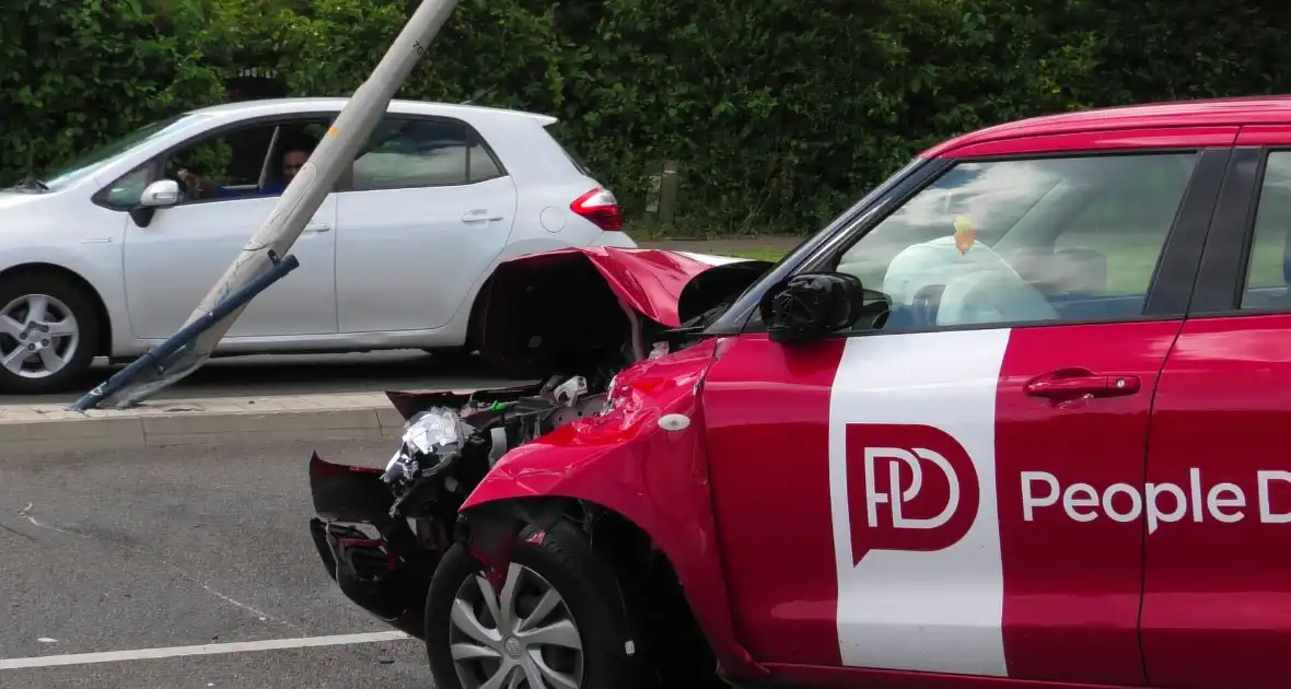 Auto zwaar beschadigd na botsing met lantaarnpaal - Foto 1