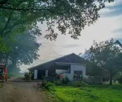 Veel rookontwikkeling bij stalbrand