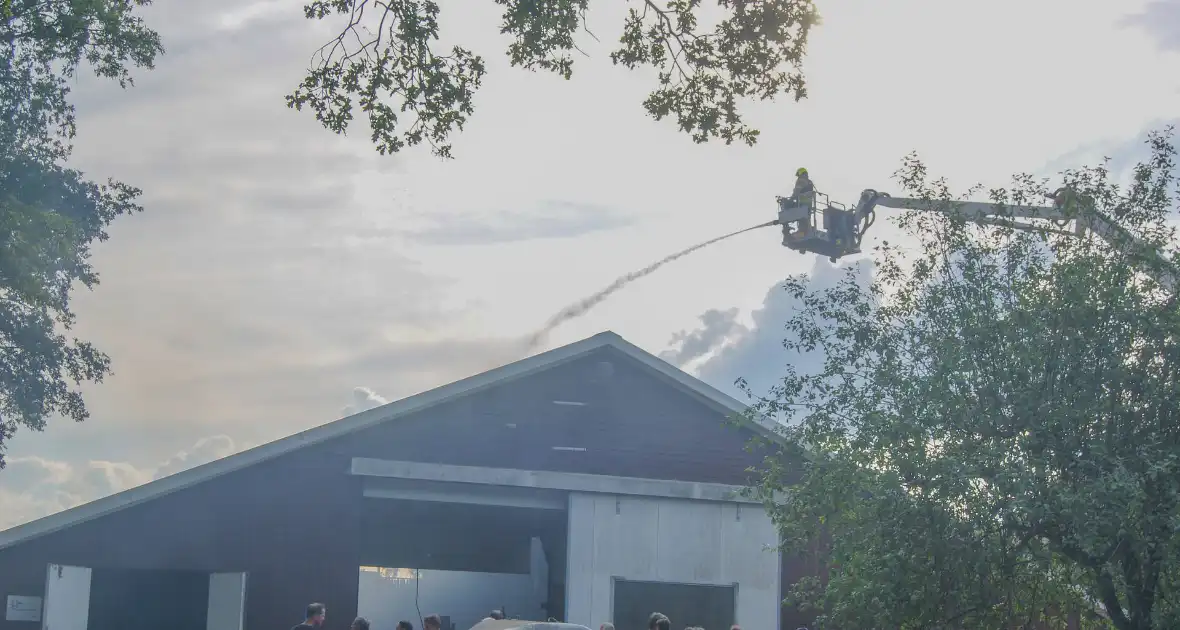 Veel rookontwikkeling bij stalbrand - Foto 7