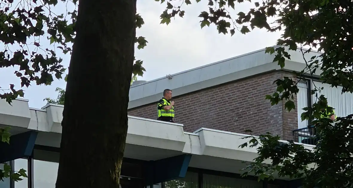Arrestatieteam ingezet wegens vrouw op dak van flat - Foto 1