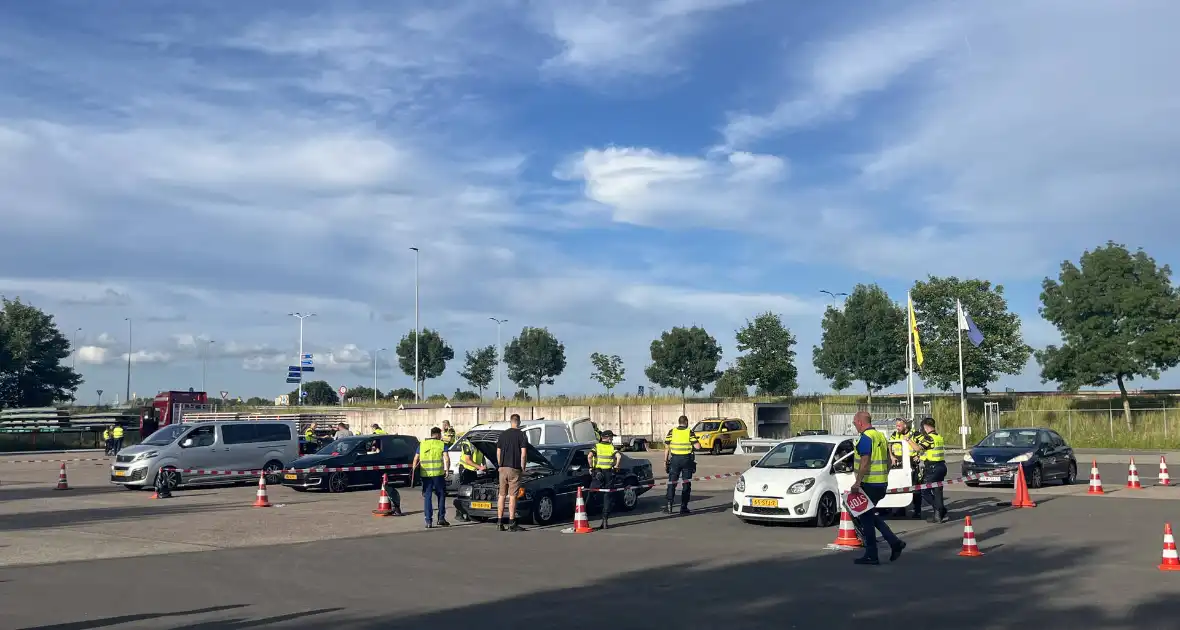 Politie haalt automobilisten van de weg wegens verkeerscontrole - Foto 10