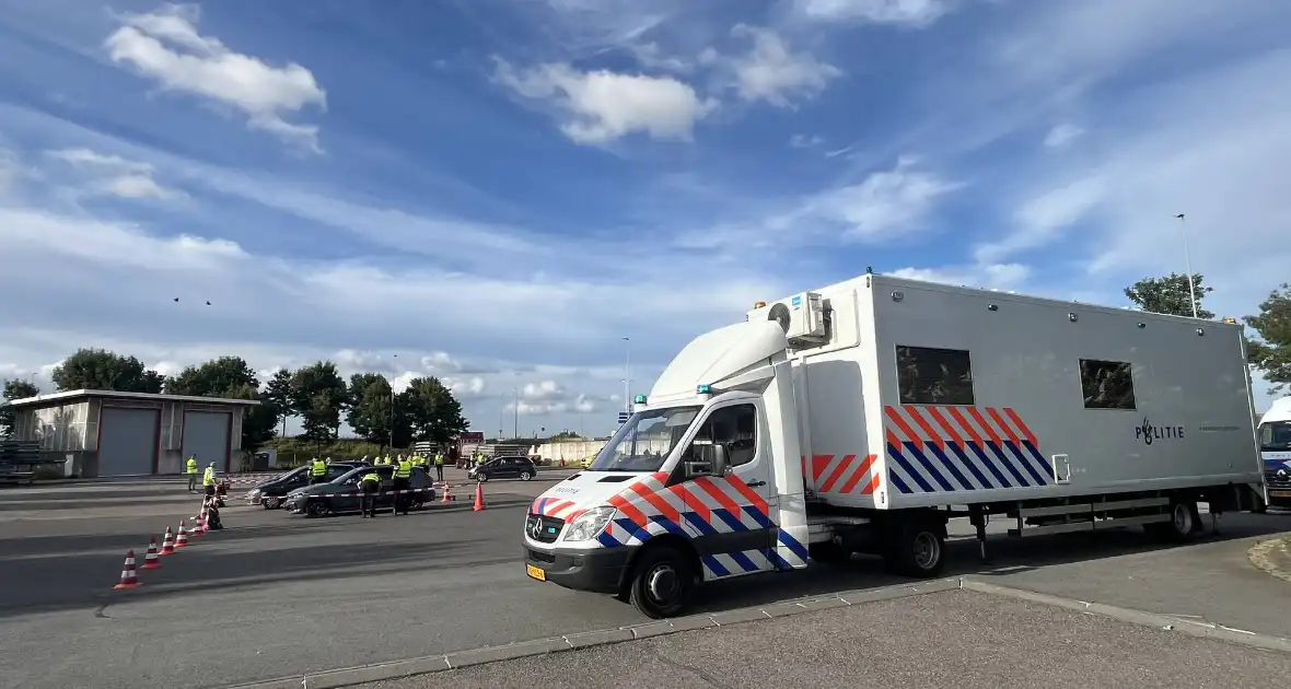 Politie haalt automobilisten van de weg wegens verkeerscontrole - Foto 11