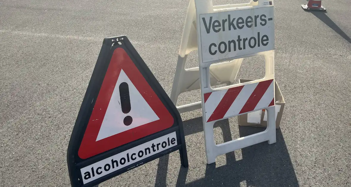 Politie haalt automobilisten van de weg wegens verkeerscontrole - Foto 4