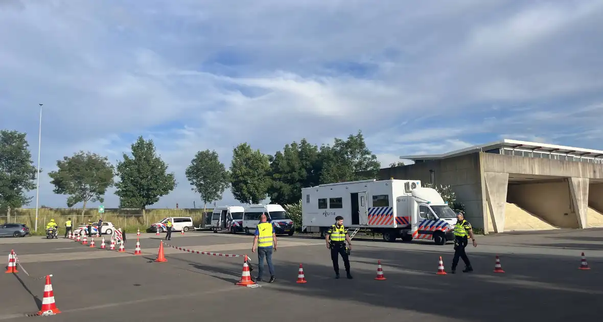 Politie haalt automobilisten van de weg wegens verkeerscontrole - Foto 6