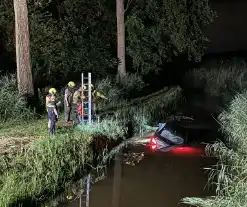 Auto te water na politieachtervolging, twee personen aangehouden