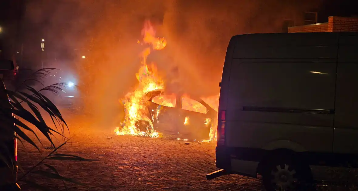Personenauto brandt volledig uit - Foto 1