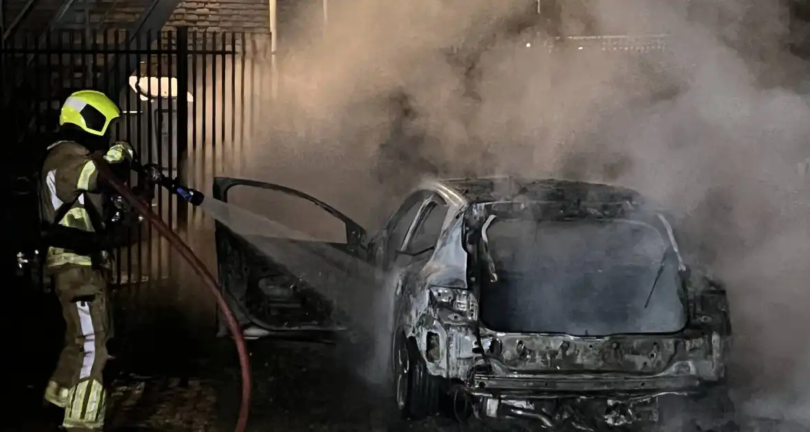 Personenauto brandt volledig uit - Foto 11