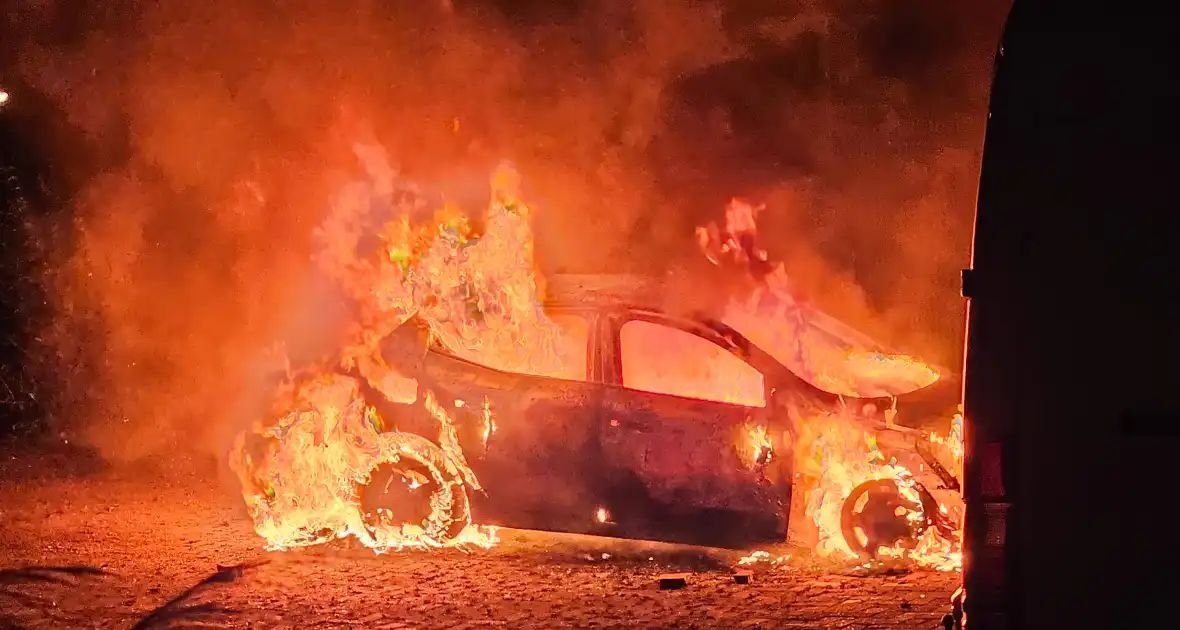 Personenauto brandt volledig uit - Foto 2