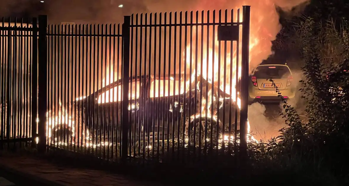 Personenauto brandt volledig uit - Foto 8