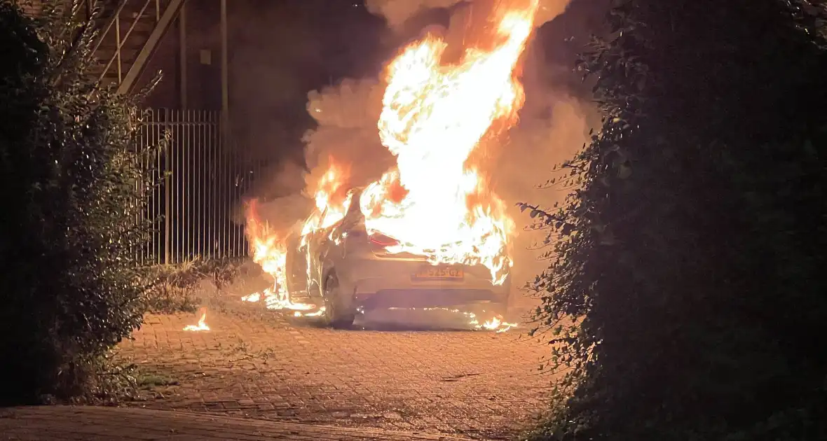 Personenauto brandt volledig uit - Foto 9