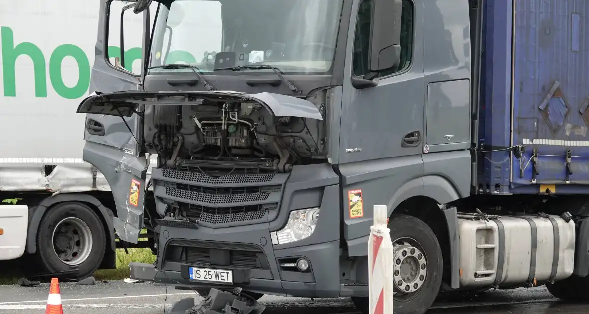 Twee vrachtwagens beschadigd bij botsing - Foto 2