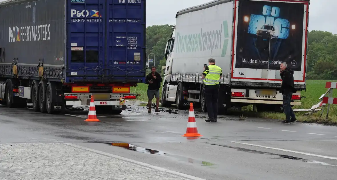 Twee vrachtwagens beschadigd bij botsing - Foto 4