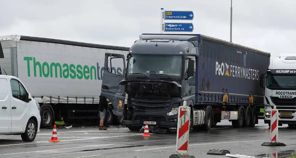 Twee vrachtwagens beschadigd bij botsing - Foto 5