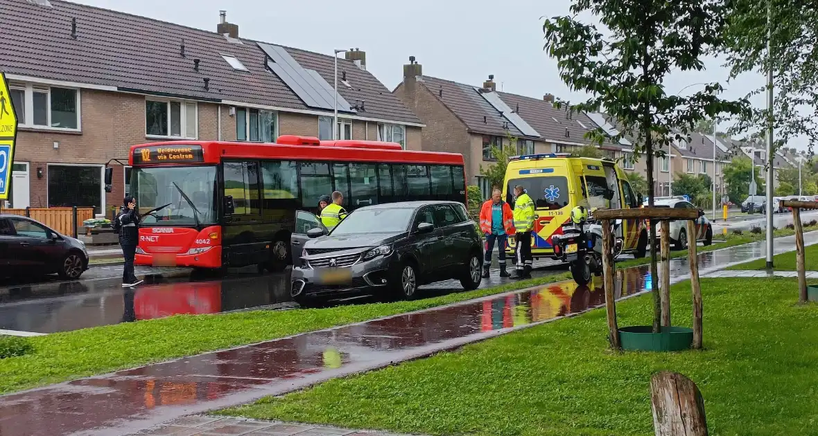 Schade na botsing tussen stadsbus en auto - Foto 4