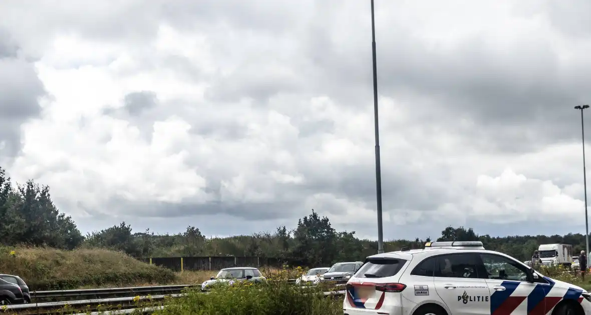 Kettingbotsing veroorzaakt file op snelweg - Foto 1