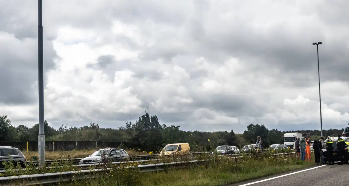 Kettingbotsing veroorzaakt file op snelweg - Foto 2