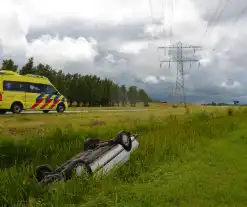 Auto belandt op kop in sloot