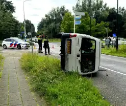 Bestelbus belandt op zijkant na botsing