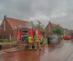 Autobrand slaat over naar schuren, bewoner ademt rook in bij bluspoging