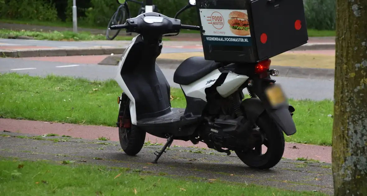 Bezorger onderuit bij eenzijdig ongeval met scooter - Foto 2