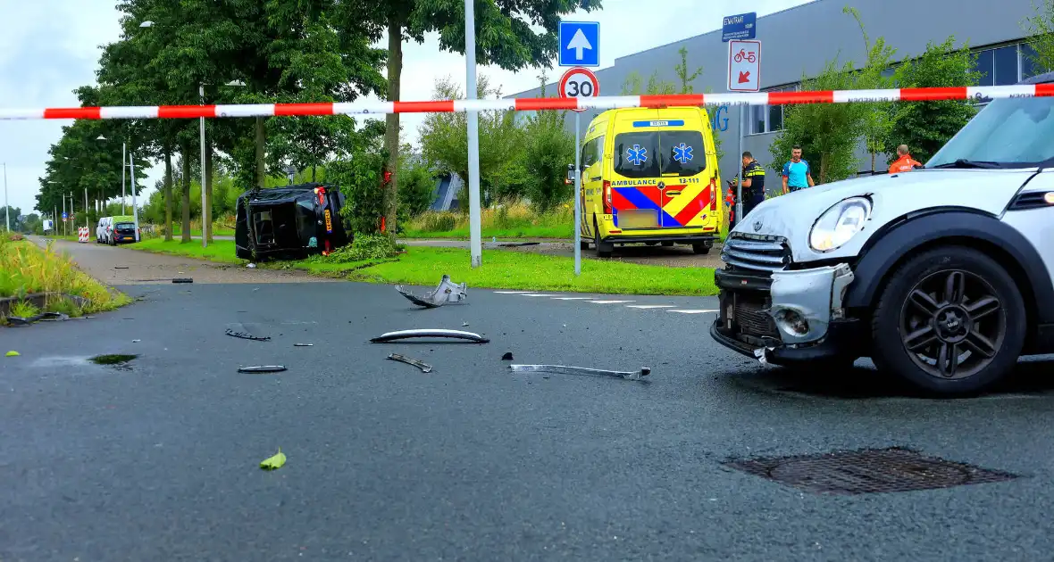 Auto crasht tegen boom na botsing, bestuurder gewond